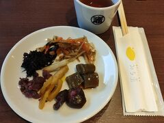 「SPICE CHAMBER」から見えていた『竈炊きたて御飯どい PLUS ONE KYOTO SUINA室町店』へ。どうやら「土井志ば漬本舗」のレストラン。おばんざいと漬物は食べ放題。さすが京都漬け物旨し～。