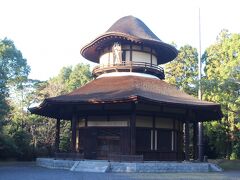 伊賀上野城の天守閣から、ふくろ茸みたいな不思議な建物が見えたので行ってみたらこの地出身の松尾芭蕉トリビュートで昭和に建造された「俳聖殿」という建物だった。上の屋根は旅笠を、下の軒は蓑を模したものだとか。