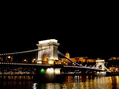 ブダペストに来てまず最初に見たかったのが、ドナウ川にかかるくさり橋！
ライトアップされた姿が美しく、色々な角度から撮るのを楽しみました笑

奥の高台にライトアップされているのは王宮です。