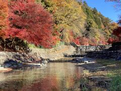 晴れているので雨情公園の川面に紅葉が映えます。