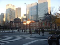 東京メトロ銀座線で上野から日本橋へ。そこから東京駅丸の内側まで歩く。
赤煉瓦の東京駅を見るには久しぶりだった。