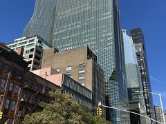 NY・マンハッタン『Millennium Hilton New York One UN Plaza』

『ミレニアム ヒルトン ニューヨーク ワン UN プラザ』の外観の写真。

『ミレニアム ヒルトン ニューヨーク ワン UNプラザ』は、
「WEST TOWER（西棟）」（写真左）と「EAST TOWER（東棟）」
（写真右）の2つの棟の1階と上層階のフロアで構成されています。

『国連本部（Headquarters of the United Nations）』の向かい側の
ミッドタウン・イーストに位置し、タイムズスクエア、エンパイア
ステートビル、ロックフェラーセンターなどの主要観光スポットからも
数ブロックであり、また、「グランド・セントラル」駅までも
徒歩圏内でニューヨーク市内観光の拠点にも最適です。