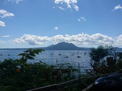 今日は絶好の行楽日和。日曜日なので湖面には大勢の行楽客が、短い北海道の夏を楽しんでいました。遠くに見える山は風不死岳です。