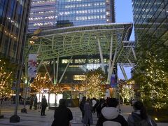 東京ミッドタウンの建物群とイルミネーション