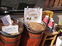 お店「鎌倉コーヒー豆.com」では、焙煎する前のコーヒー豆が観られます。