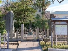 小町大路の沿いに「日蓮上人辻説法跡」を発見。
今日の日本に直接的な影響を与え続けている日蓮。その布教の始まりはここからとのこと。