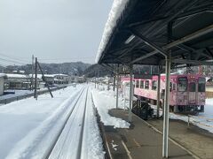 宮内駅で対抗列車とすれ違います。