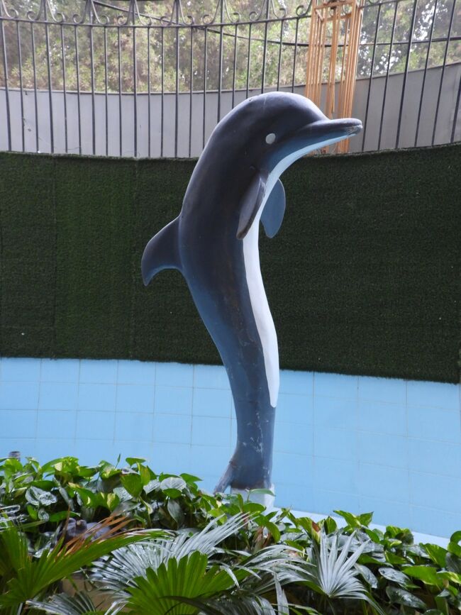 朝食を軽く食べて<br />午前７時０１分<br />ホテルを出発<br />ホテルの入り口にはインダスカワイルカの像があります。