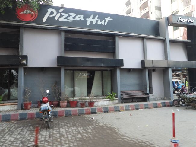 ピザハット<br />他にもマクドナルドとかのチェーン店も普通にあります