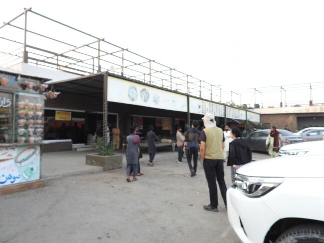 ７時２５分<br />ここでドライバーさんたちが食事をとります。<br />AL ZULFIQAR RESTAURANT