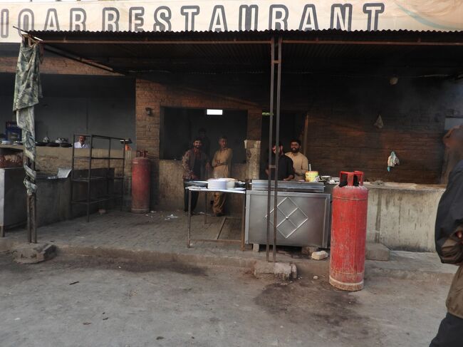 何やら調理しています