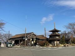 北条鉄道の法華口駅に。
三重塔があるよ。一乗寺から5キロくらい、50分で歩いたので、疲れた。