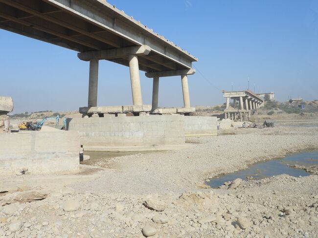 下に降りて川の上に道がつくられているところを通ります