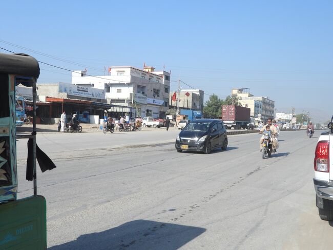 １０時０５分<br />バロチスタン州は外国人が許可なく入ることはできないので、ここで入州の確認を行います。<br />