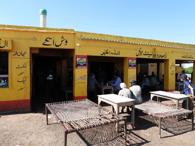 ここのレストランで昼食です