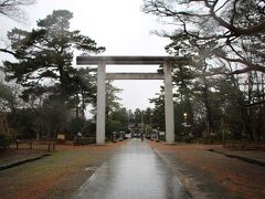 鶴ヶ岡城の大手門があったところに荘内神社の大鳥居が立っています。
荘内神社は明治10年、旧藩主を慕う庄内一円の人々によって鶴ヶ岡城本丸跡に建てられました。