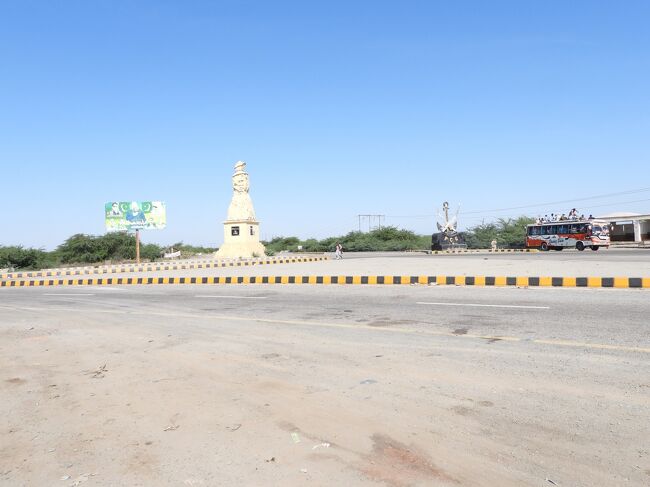 ここの交差点にはヒンゴル国立公園にあるプリンセスオブホープのレプリカがあります。