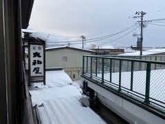 2日目の朝を迎えました。
外は雪が降ったり止んだりの天気。