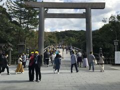 内宮到着。

宇治橋は、俗界と聖界の懸け橋といわれている、と宇治橋の出入口に書かれていた。