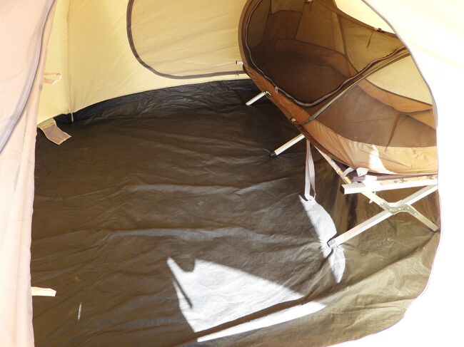 中はベッドと、蚊帳付きのカプセルみたいなの