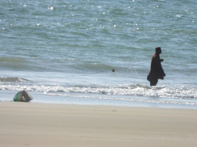 網を引いているけど、漁師？