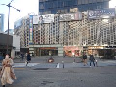 東京メトロ丸ノ内線東京で銀座に出る。
銀座から新橋まで歩いてみた。

ニュー新橋ビル。このビルの1階には金券ショップがたくさん入っている。