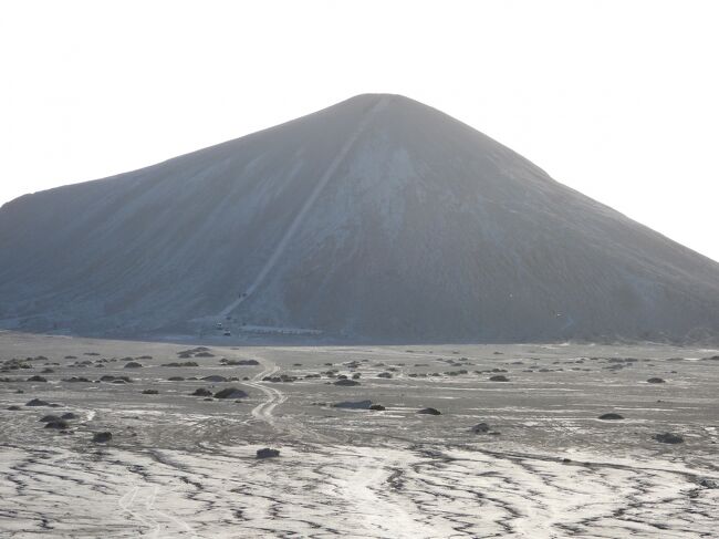 チャンドラグプⅠに何故か階段ができています。<br />ヒンドゥー教の聖地のひとつみたいな感じで、お参りに来る人がいるので、上りやすいように階段を作った人がいるのだとか<br />風情がなくなるなぁ。