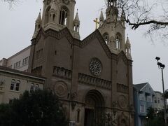 イタリア地区に入るとピーター＆ポール教会がそびえています。