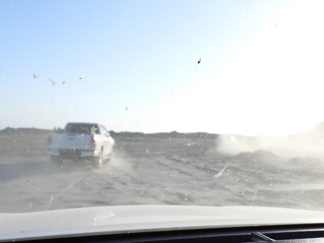 車で階段とは逆の方へ