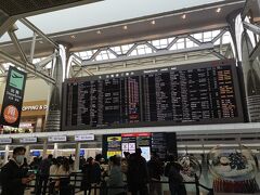 旅のスタートは成田空港第2ターミナル。最初に手配した航空券は、12月から運航再開のベトジェット羽田発ダナン行きなのですが、再開が延期になり、ハノイ乗り継ぎでダナンに向かうことに。乗り継ぎの国内線も欠航や変更などでスケジュールがコロコロ変わり、目的地到着までハラハラが続きました。
本当はチェックイン後に朝御飯を食べるつもりが、チェックインに1時間半、保安検査も混んでいて、搭乗口に着いた時には搭乗が始まっていました。仕方なく搭乗口前の売店でおにぎり買って、いざ乗り込みます。
ちなみに、係員もバタバタだったのか、機内持ち込みの手荷物について、重量チェックは一切ありませんでした。小さすぎて計るまでもなかったのかも（他の人は搭乗手続きでチェック受けてタグをつけられていましたが）。