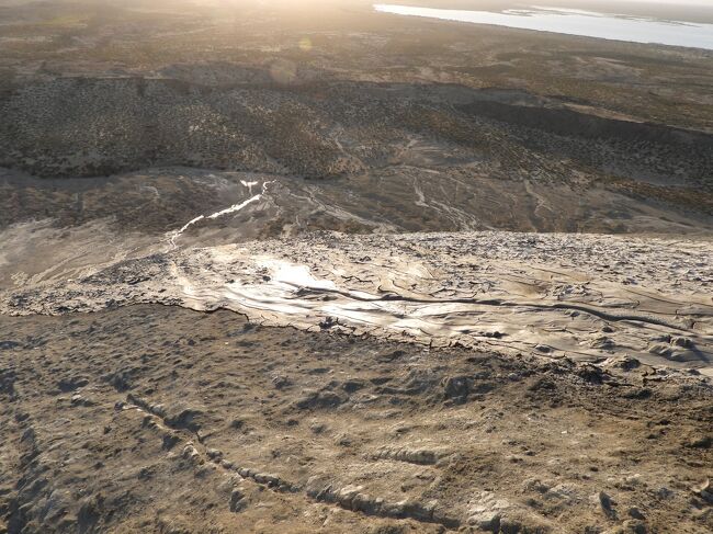 でろでろと泥が下に