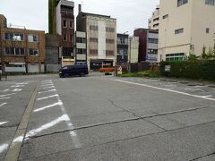 次は、にし茶屋街です。駐車場があるので、ここから入ります。