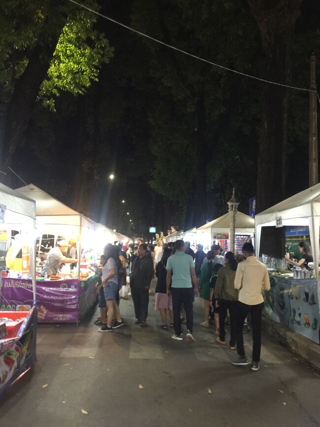 年末年始の国内旅行がたくさん訪れた。シェムリアップの郵便局の前にたくさんの店があります。