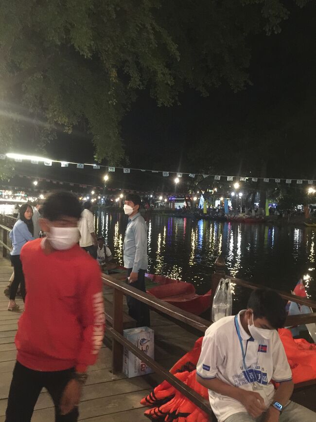 シェムリアップ川の年末年始が人気観光スポットがある。