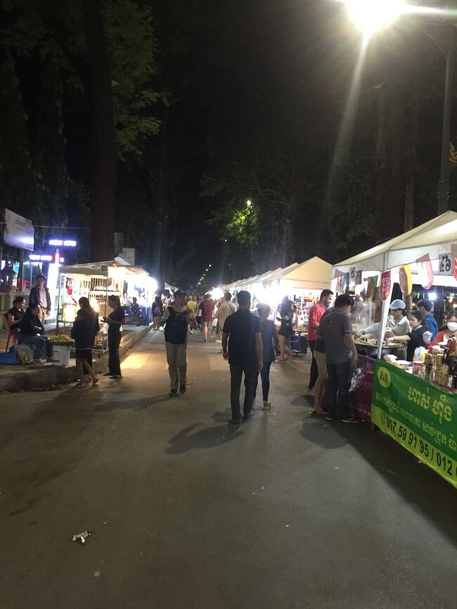 シェムリアップ市内の川沿で年末年始の観光スポットがある。