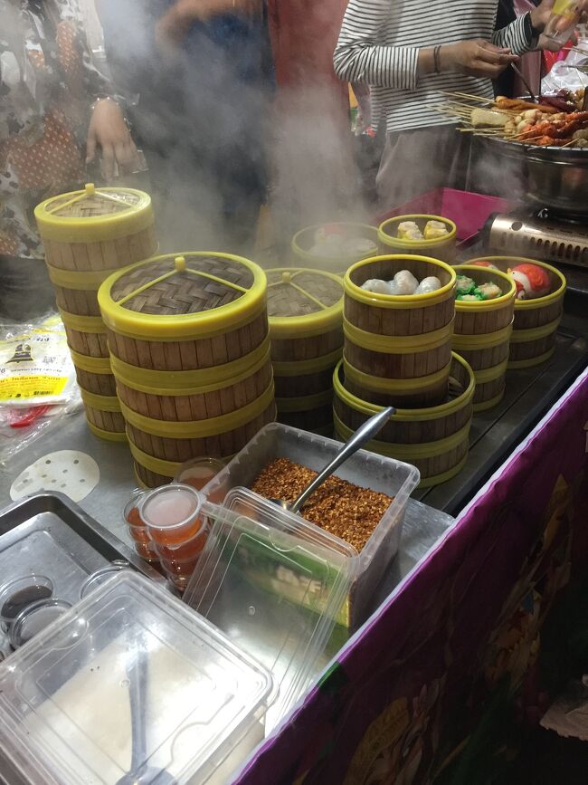 年末年始のシェムリアップ市内観光の夜の屋台が多いです。安全と安心な観光地です。