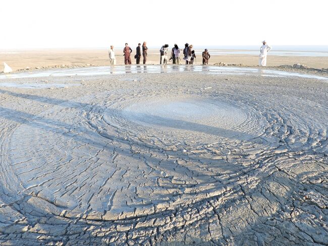 向こうでひとり火口に落ちて足がドロドロの人が