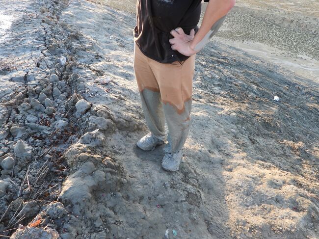 こっちにももう一人！<br />火口のへりの内側は乾燥して硬いように見えても表面だけ。<br />ズボッとはまるので気を付けましょう。<br />ガイドさんが、マジで声を荒げる事態に。