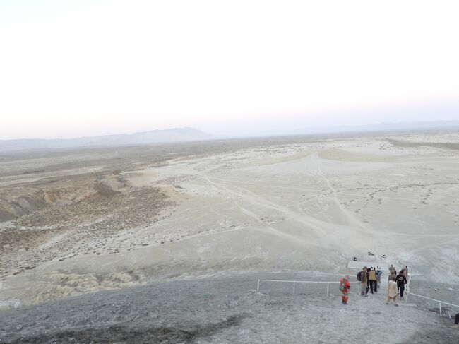 さて、帰りは階段を使います。<br />階段までは斜面が急なので気を付けないと。