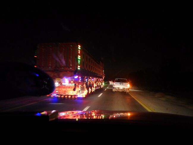 デコトラが走っているパキスタン。<br />このデコトラ、暗くなると派手に光ります！