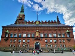 Københavns Rådhus（市庁舎）

1905年に完成した市庁舎。中世デンマーク様式と北イタリアのルネサンス様式を取り入れた建物は、イタリアのシエナ市庁舎から着想を得たとされています。建物の中央にはアブサロン大司教の黄金の像が施されています。

内部は無料で見学することができます。