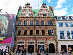 Royal Copenhagen（ロイヤル・コペンハーゲン）

ストロイエ通りで、一際重厚感のある建物がロイヤル・コペンハーゲンの本店です！1616年に建てられた、コペンハーゲンで最も古い建物です。