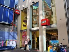 LEGO Stoer København（レゴストア）

世界中で子供から大人まで愛される、デンマーク発祥の玩具メーカー「LEGO」。"LEGO"とは、「よく遊べ」を意味するデンマーク語 "Leg Godt" に由来しています。

レゴ自体は有名ですが、意外とデンマーク発祥とは知らない人も多いのでは。