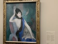 それでは引き続き作品を見て行きます。

フランスの女流画家 マリー･ローランサンによる
『ココ･マドモワゼル･シャネルの肖像』です。

ココ･シャネル自らローランサンに自画像制作を依頼、
しかし出来栄えが気に入らず受け取らなかった作品です…

憂いを帯びた表情が気に入らなかったのでしょうか(TT)