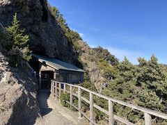 石廊神社
崖に建つ神社