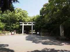 9：18　竈山神社　式内社
神武天皇の長兄　五瀬命を祀ります。

新しい道はナビじゃ田んぼの中を通ってて、その道を使って到着。
日影に車を停めよう。