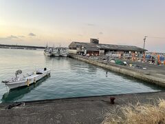 朝早く目が覚めたので和具魚港までお散歩。