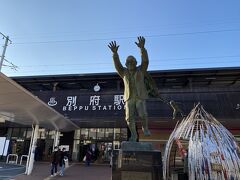 別府駅にある駅レンタカーで、レンタカー返却しました。
クリスマスの時期はサンタのコスチュームを着ています。