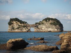 白浜最後の景勝地は円月島です。
なんでか解りませんが、子供の頃から是非見てみたい島の一つでした。
本当は、夕焼けの円月島を見たかったのですが、昨日白浜に戻るのが遅く成ったため、朝の観光と成りました。
子供の頃からの夢が叶って満足です。