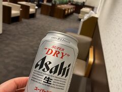 福岡空港。
まずはラウンジTIMEノースに行ってみました。ビール1本かドリンクバーが選べました。